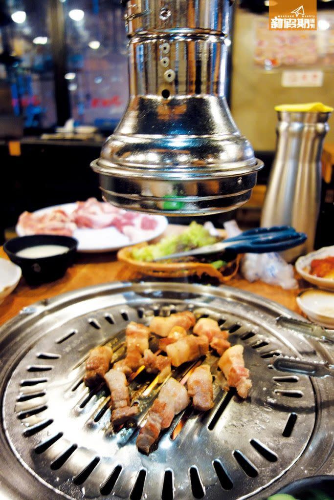 採用韓國傳統的銅盤燒烤，烤過的肉保留肉汁，十分juicy。