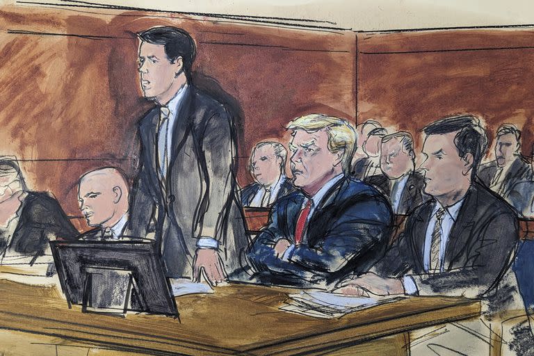 En este boceto de la sala del tribunal, el abogado Todd Blanche se encuentra de pie mientras se declara inocente en nombre del expresidente Donald Trump, segundo desde la derecha, en un tribunal federal, el martes 13 de junio de 2023, en Miami