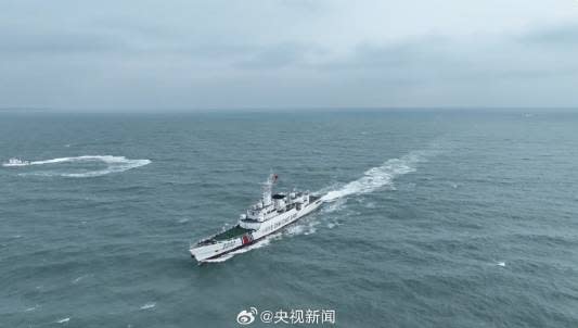 中國福建海警派艦艇，宣稱到金門附近海域「執法巡查」。   圖/翻攝自央視微博