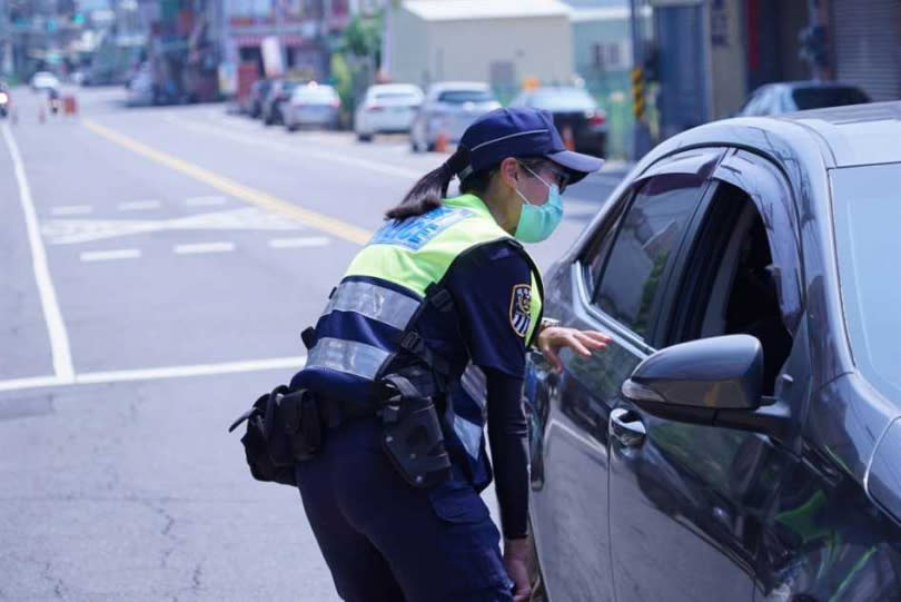 員林警分局村上派出所同仁、鐵路警察等，也連續3天在現場協助指揮交通。（圖／中國時報吳建輝攝）