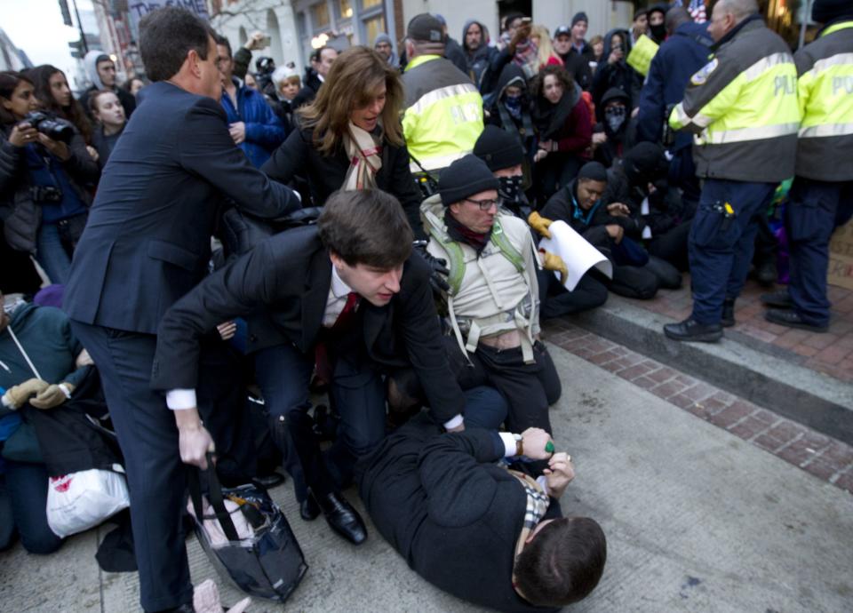 <p>Demonstranten versperren Trump-Anhängern die Zugänge zur Feier. Dabei kommt es auch zu Handgreiflichkeiten (Bild: AP Photo/Jose Luis Magana) </p>