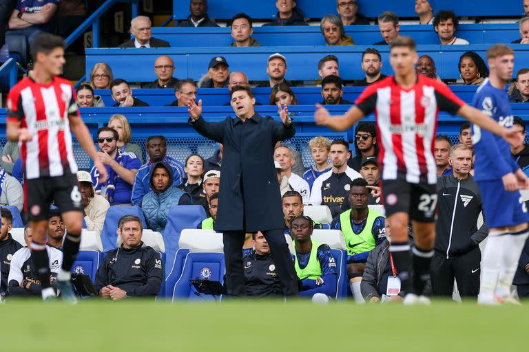 Chelsea, al fondo, se lamenta por una acción de juego en la derrota de Chelsea