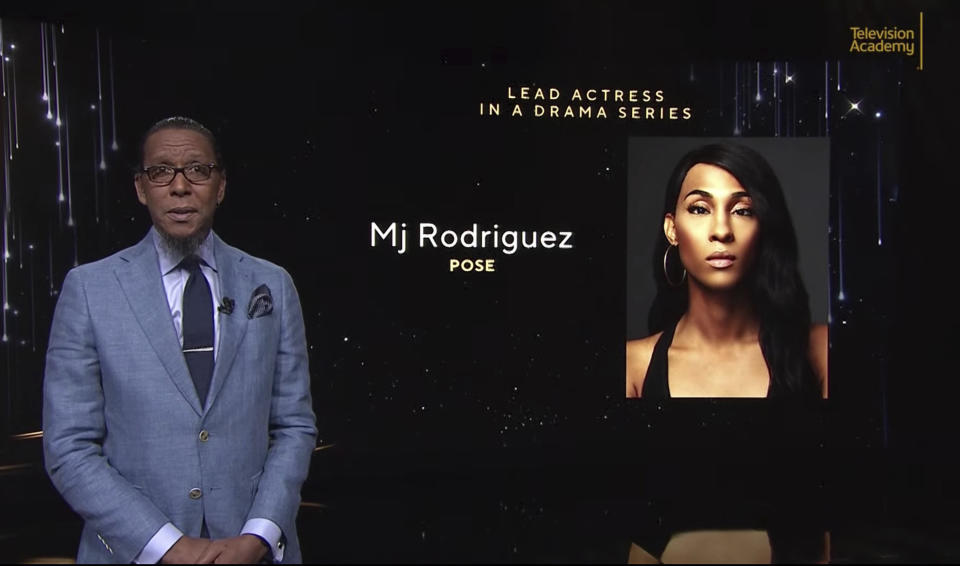 En esta imagen de video proporcionada por la Academia de las Artes y Ciencias Televisivas, Ron Cephas Jones anuncia a Mj Rodríguez como nominada a mejor actriz en una serie de drama por su trabajo en "Pose" el martes 13 de julio de 2021. (Television Academy via AP)