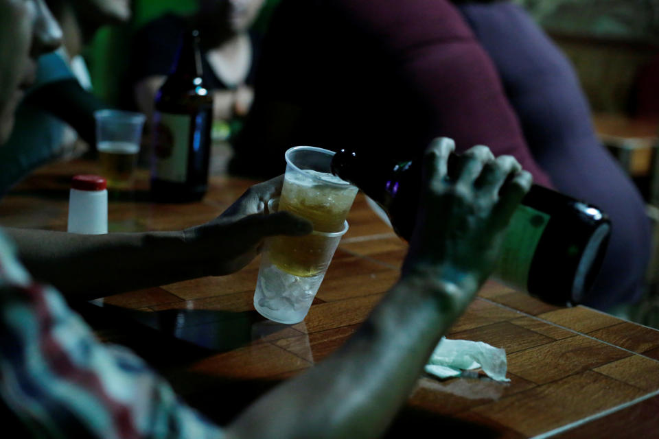 A man serves himself beer at a bar in Ciudad Juarez, Mexico June 20, 2017. Picture taken June 20, 2017.  REUTERS/Jose Luis Gonzalez