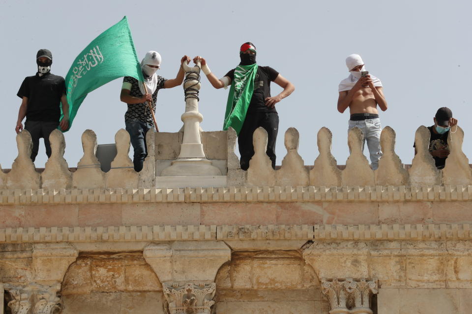 Hamas-Unterstützer mit der Flagge der Terrororganisation am Montag auf der Al-Aksa-Moschee (Bild: REUTERS/Ammar Awad)