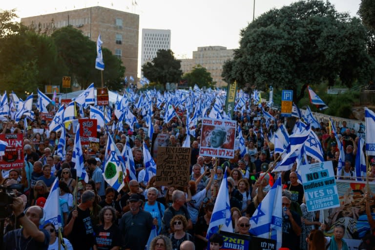 Bei Protesten gegen die Regierung von Ministerpräsident Netanjahu haben tausende Menschen in Israel Neuwahlen und ein Abkommen mit der radikalislamischen Hamas zur Rückkehr der Geiseln aus dem Gazastreifen gefordert. Israelischen Medien zufolge sind für Dienstag weitere Proteste geplant. (Menahem Kahana)