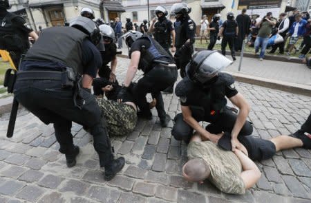 Riot police officers detain anti-LGBT protesters during the Equality March, organized by activists of the LGBT community, in Kiev, Ukraine June 17, 2018. REUTERS/Valentyn Ogirenko