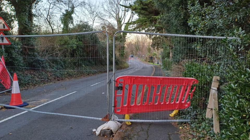Isle of Wight County Press: Leeson Road barriers