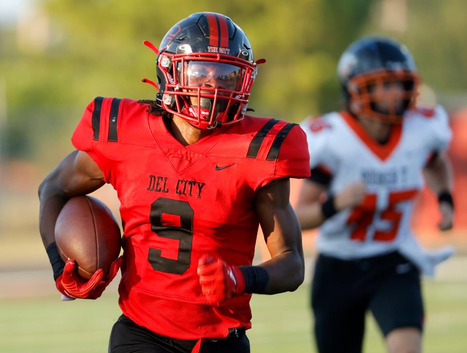 Del City's Ladainian Fields runs during the high school football game between Del City and Booker T. Washington at Del City High School in Del City, Okla., Thursday, Aug., 31, 2023.