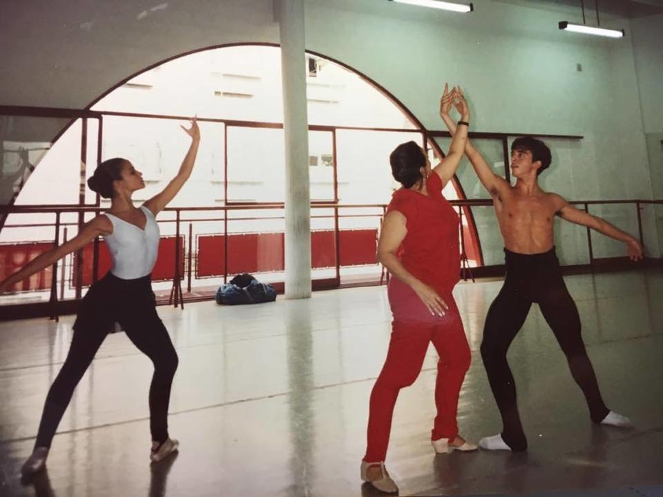 Un adolescente Leonardo Reale, ensayando el pas de deux “Aguas Primaverales” con Laura Alonso (La Habana, 1990) junto a Pamela Peluso.