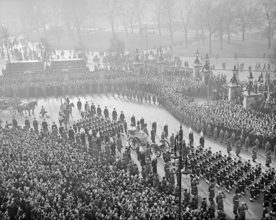 16th February 1952:  The funeral procession of King George VI at Marble Arch, London.  (Photo by Express/Express/Getty Images)