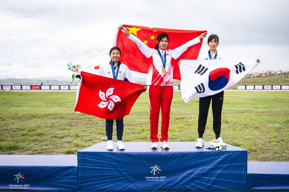 周子雅（左）於女子三級跳摘銀。（圖：中國香港體育協會暨奧林匹克委員會）