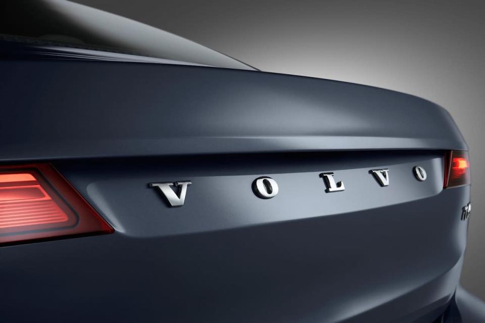 <p>2017 Volvo S90 Trunklid Detail<br></p>