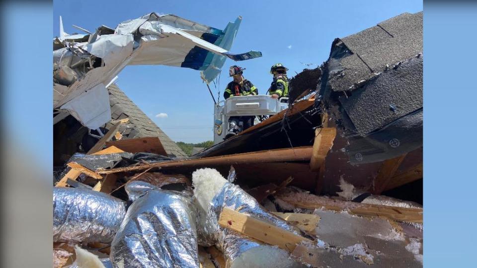 飛機殘骸卡在房屋閣樓，與建材的碎片散落一地。（圖／翻攝自Georgetown Texas Fire Department臉書）