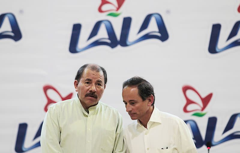 FOTO DE ARCHIVO. El presidente de Nicaragua, Daniel Ortega, y el presidente del directorio de Grupo LALA, Eduardo Tricio, participan en la ceremonia de inauguración de una planta lechera en San Benito, Nicaragua