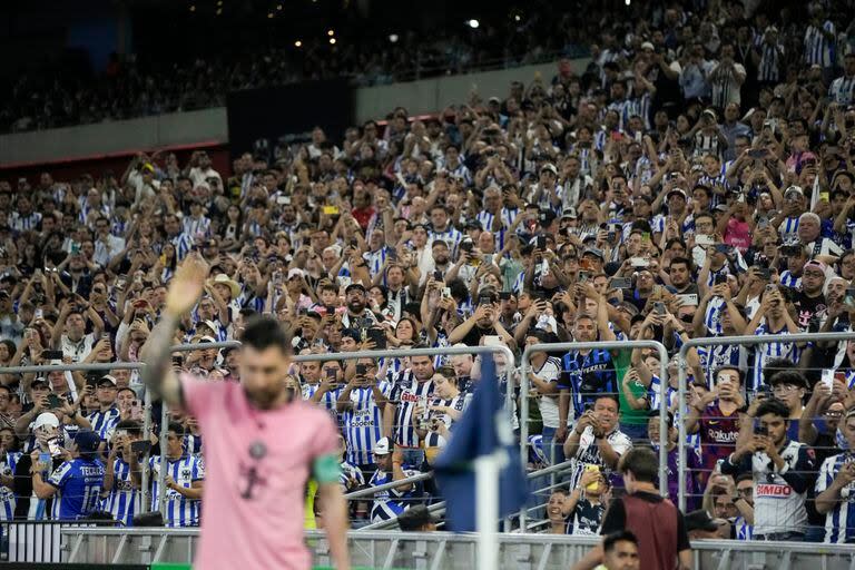 Una multitud de aficionados usa sus teléfonos para fotografiar a Messi, del Inter Miami, ante de patear un tiro de esquina ante Monterrey