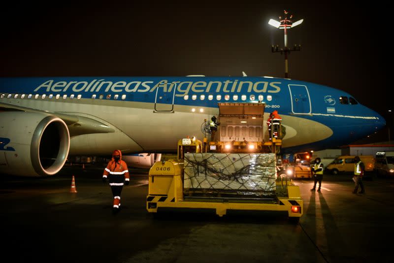 Un avión de Aerolíneas Argentinas carga en el aeropuerto ruso de Sheremetievo, en Moscú, neveras con dosis de la vacuna Sputnik V contra la enfermedad por coronavirus (COVID-19)