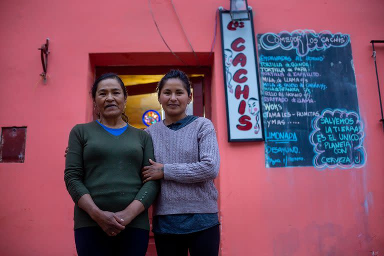 Sandra Benítez y su hija Sabina Díaz, en la puerta del comedor