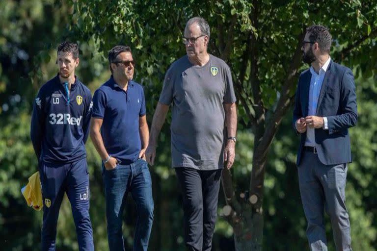 El 25 de junio de 2018, Marcelo Bielsa tuvo su primer contacto con el centro de entrenamiento de Leeds. Lo acompañan el presidente, Andrea Radrizzani, de lentes oscuros, y el director deportivo Víctor Orta, de barba y saco.