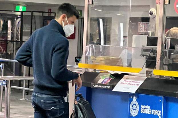 Djokovic se presenta ante las autoridades fronterizas en el aeropuerto de Melbourne
