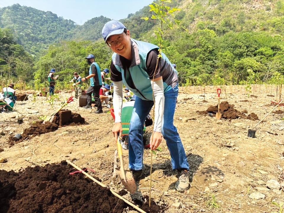 臺中分署陳啟榮副分署長帶領大家種下原生樹種楓香。圖／周榮發