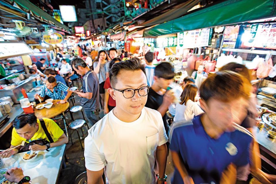 曾經擺地攤賣衣服、在手搖飲料店打工，豐原廟東夜市充滿柯梓凱（中）年少時的打工回憶。