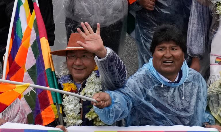 El presidente boliviano, Luis Arce, a la izquierda, y el exmandatario Evo Morales participan en una marcha en El Alto, Bolivia, el 29 de noviembre de 2021. (AP Foto/Juan Karita, Archivo)