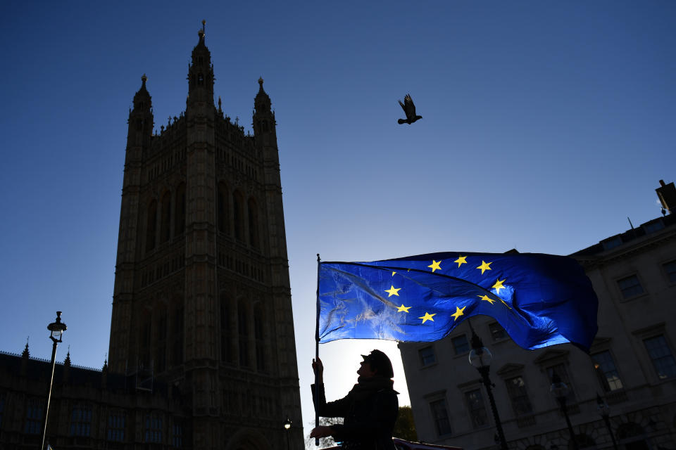 Ein Demonstrant gegen den Brexit schwenkt eine Fahne der Europäischen Union in Westminster durch die Luft. (Bild: Dominic Lipinski/PA Wire/dpa)