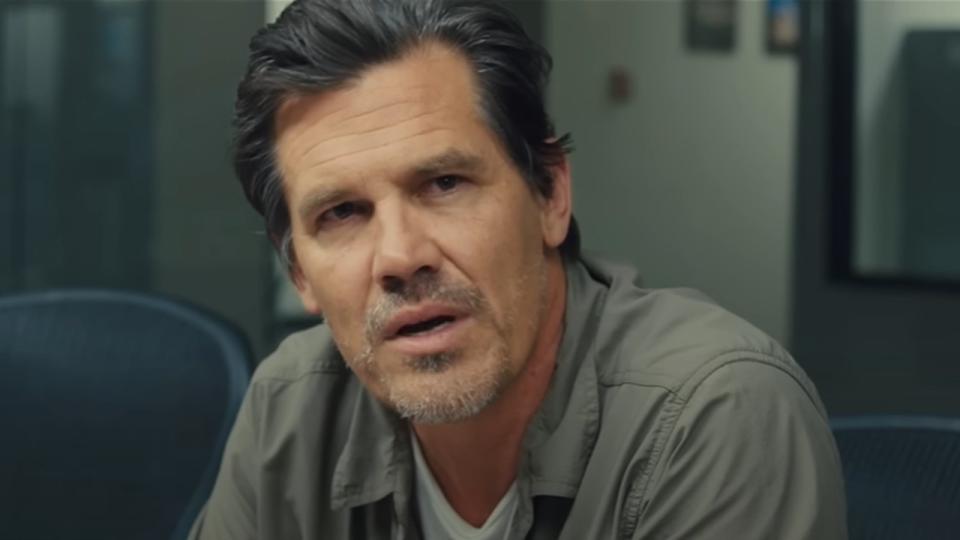 Josh Brolin leaning against a table in Sicario.