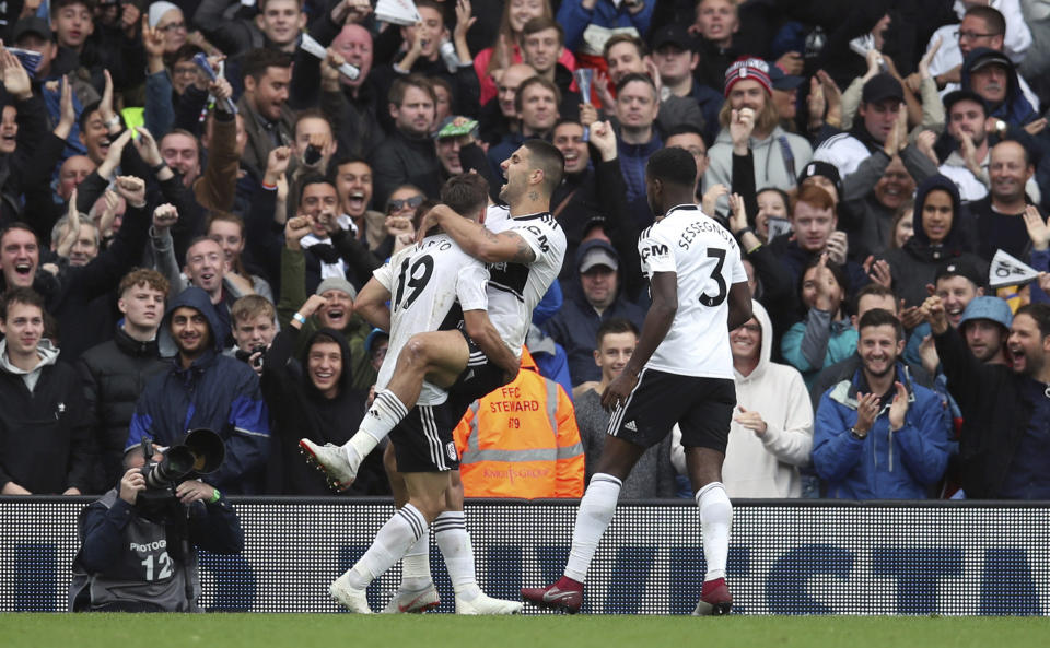 Aleksandar Mitrovic (centro) festeja tras marcar el gol de Fulham en el empate 1-1 ante Watford en la Liga Premier inglesa, el sábado 22 de septiembre de 2018. (Chris Radburn/PA via AP)