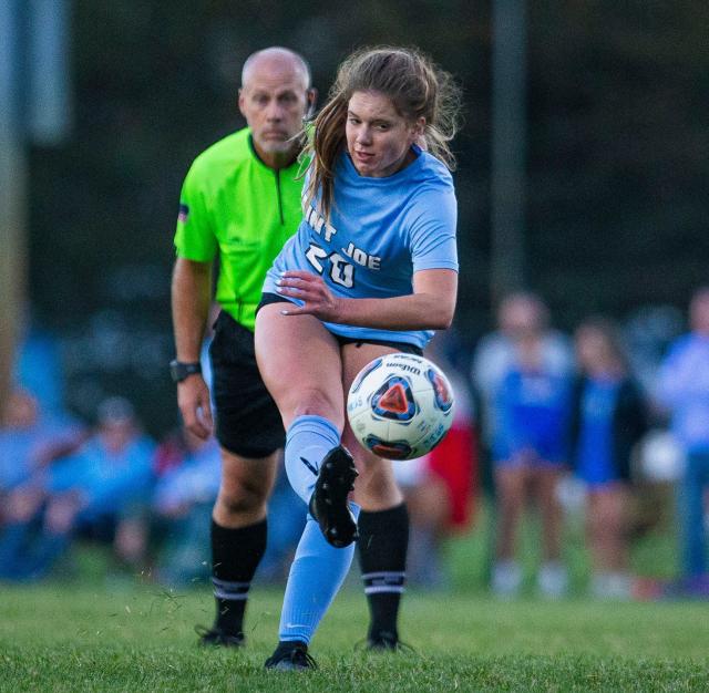 Albion women's players surprise girls at football session - Yahoo Sport