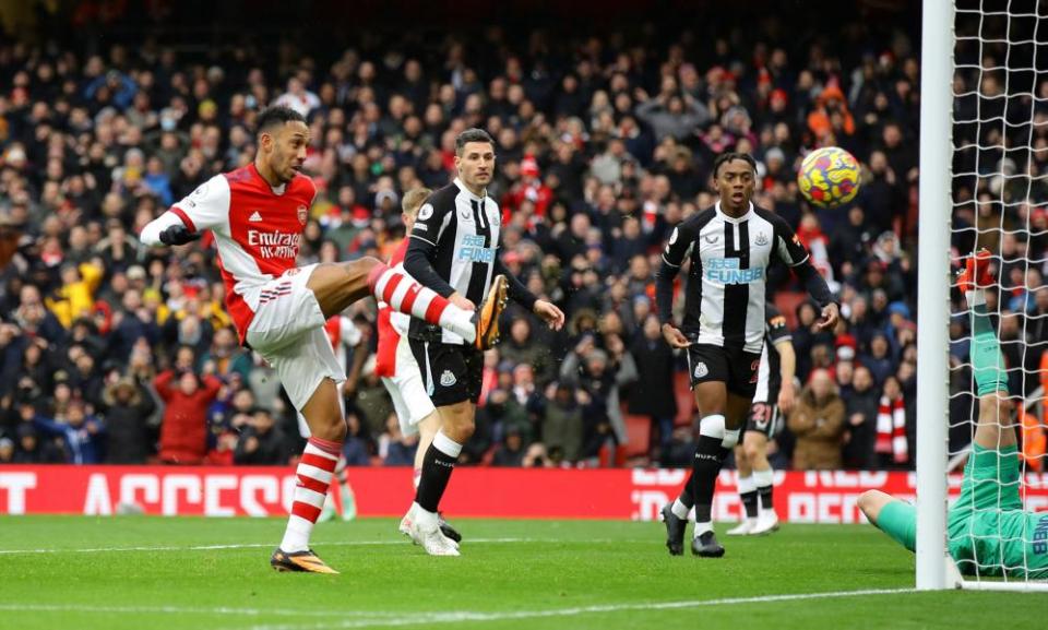 Pierre-Emerick Aubameyang misses a simple chance.