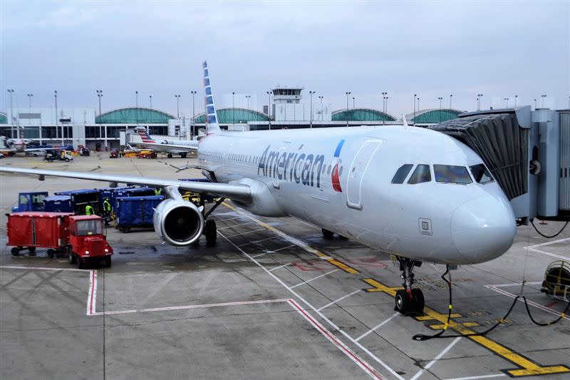 美國航空一架客機，日前在飛行途中，因乘客的行動電源起火，緊急轉降其他機場。（示意圖／PIXABAY）