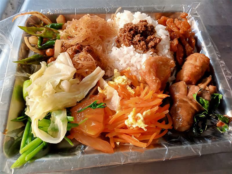 有網友分享在台南吃的超澎湃早午餐，10菜擺滿餐盤只要65元，北部人超羨慕。（圖／翻攝台南府城大小事）