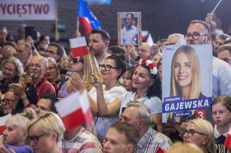 Simpatizantes del partido Coalición Cívica, de Donald Tusk, en un acto de campaña en en Pruszkow, Polonia. (Wojtek RADWANSKI / AFP)