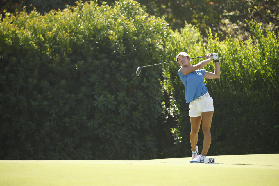 Katie Li watches her tee shot on hole four during the first round of the 2023 U.S. Women’s Amateur at Bel-Air Country Club in Los Angeles, Calif. on Monday, Aug. 7, 2023. (James Gilbert/USGA)