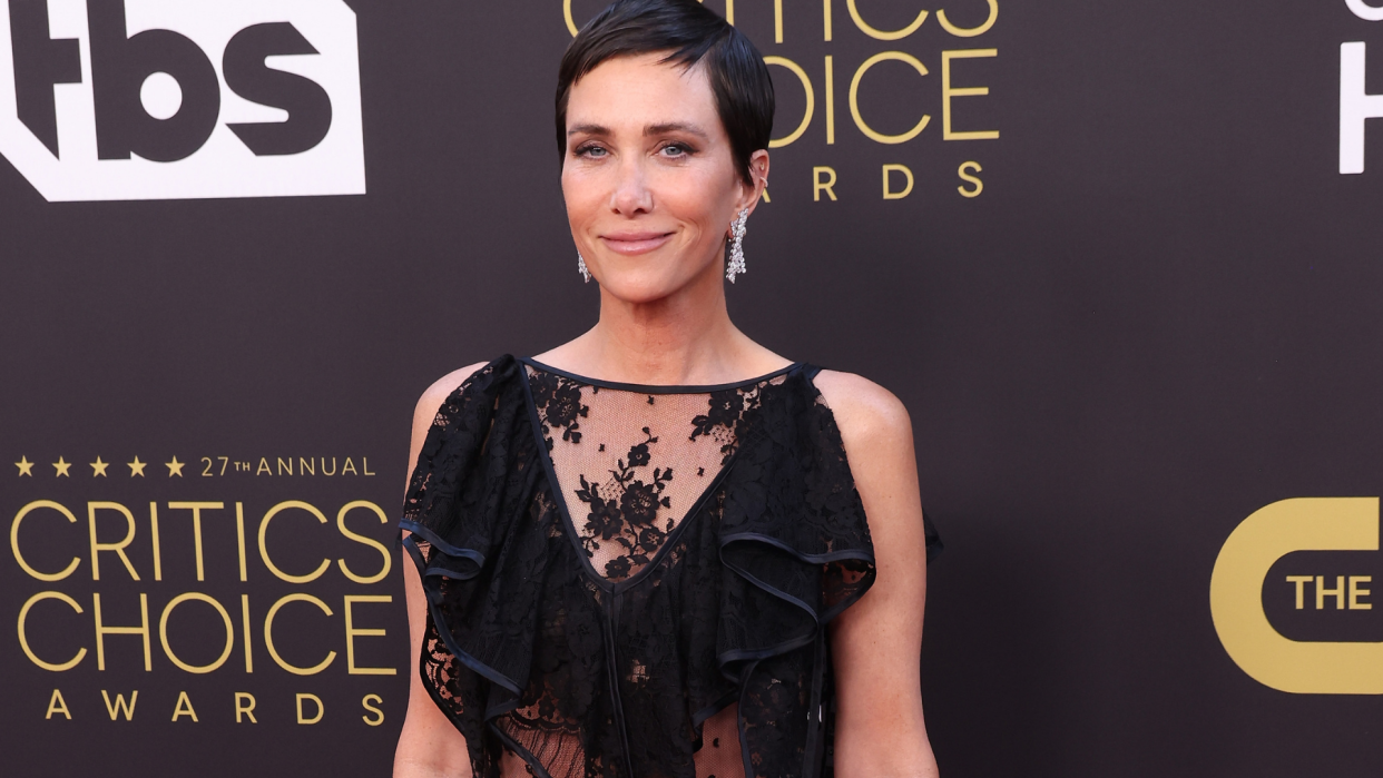Kristen Wiig looked unrecognizable with dark hair at the 2022 Critics Choice Awards. (Image via Getty Images)