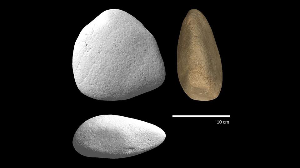 The archaeologists also found stone tools and pieces of pottery in the tomb. They are particularly interested in any residues on the pottery, which could show what they held as grave goods. Here we see 3 different fragments. Each is really smooth and about 10 cm in thickness.