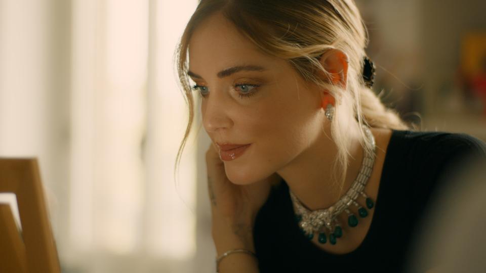 Chiara Ferragni découvre sa parure Bulgari.<br><br>