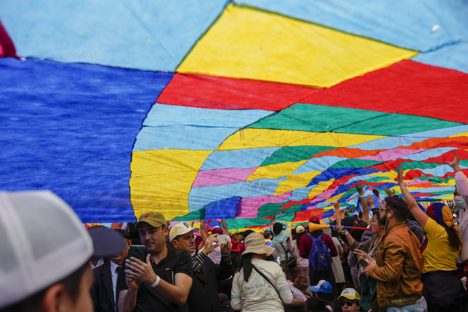Los partidarios del nuevo presidente Gustavo Petro muestran una bandera mientras esperan su ceremonia de juramentación en la plaza de Bolívar en Bogotá, Colombia, el domingo 7 de agosto de 2022. (AP Foto/Ariana Cubillos)