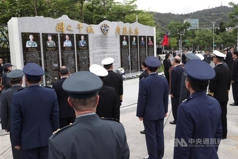 黑鷹直升機1月2日失事，參謀總長沈一鳴上將等人殉職。監察院通過21日彈劾空軍氣象聯隊第八基地天氣中心主任任亦偉及攔管長周士凱。圖為黑鷹直升機殉職將士紀念專區啟用典禮。（中央社檔案照片）