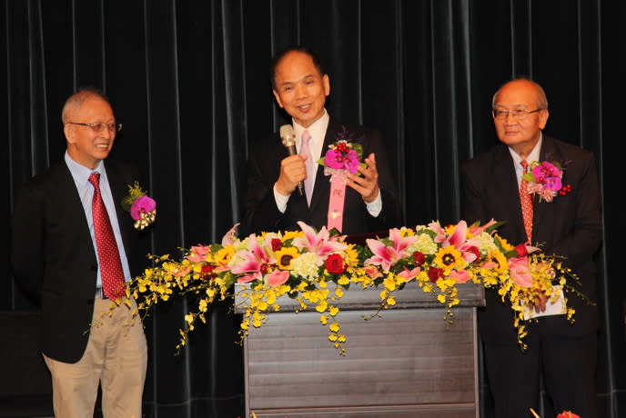 立法院長游錫堃說土木建築師要追求卓越讓社會更進步，右為台北市土木建築學會理事長余烈，左為新北市土木建築學會理事長蔡榮根。（photo by 祝潤霖／台灣醒報）