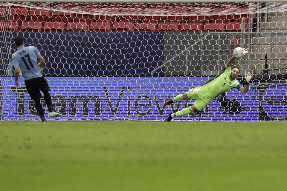 David Ospina, arquero de Colombia, desvía el penal de Matías Viña, de Uruguay, para definir la tanda en el partido de cuartos de final de la Copa América, disputado el sábado 3 de julio de 2021 (AP Foto/Bruna Prado)