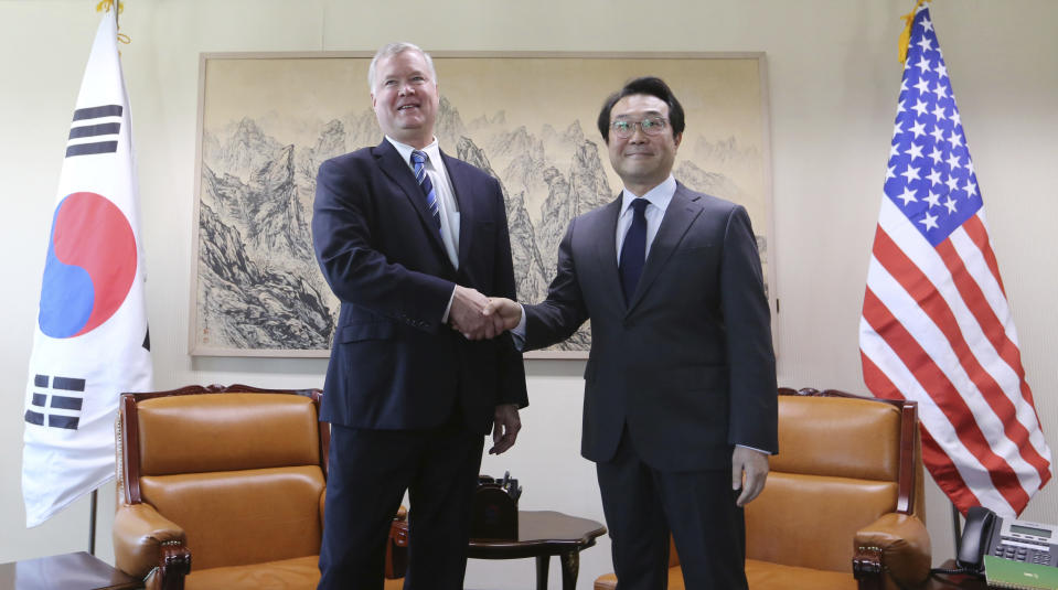 U.S. special representative for North Korea Stephen Biegun, left, shakes hands with South Korea's Special Representative for Korean Peninsula Peace and Security Affairs Lee Do-hoon during a meeting to discuss North Korea nuclear issues at the Foreign Ministry in Seoul, South Korea, Monday, Oct. 29, 2018. (AP Photo/Ahn Young-joon, Pool)