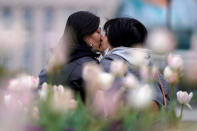 Una pareja se besa en un parque de Shanghái. (Foto: Aly Song / Reuters).