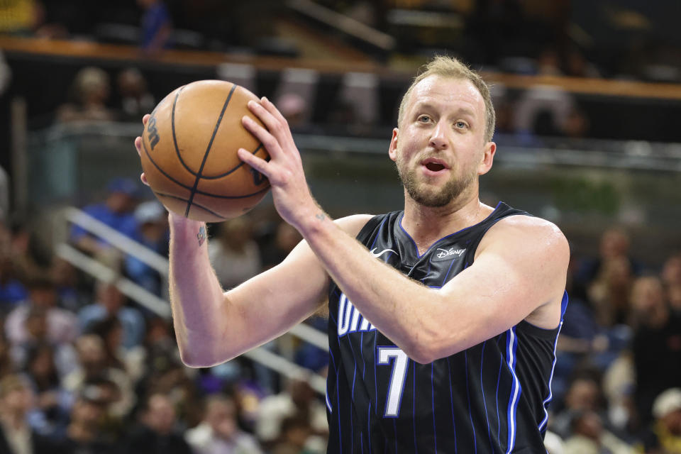 Orlando Magic guard Joe Ingles looks to pass the ball during the first half of the team's NBA basketball game against the Los Angeles Lakers, Saturday, Nov. 4, 2023, in Orlando, Fla. (AP Photo/Gary McCullough)