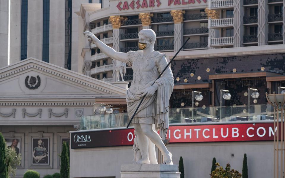 General views of the statue of Julius Caesar wearing a golden health mask at the entrance of Caesars Palace hotel and casino on August 17, 2020 in Las Vegas, Nevada. - AaronP/Bauer-Griffin/GC Images