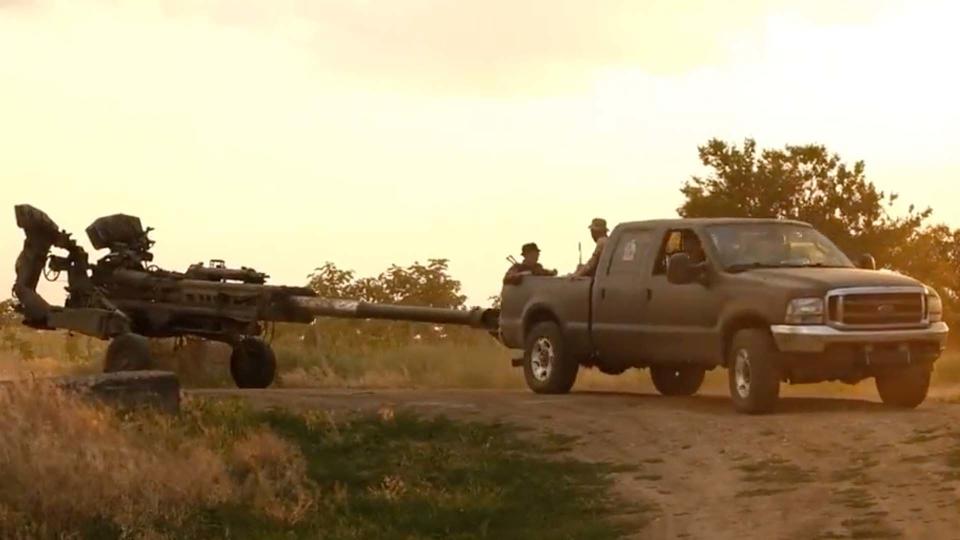 Wild Video Shows Ford Super Duty Pickup Towing an M777 Howitzer in Ukraine photo