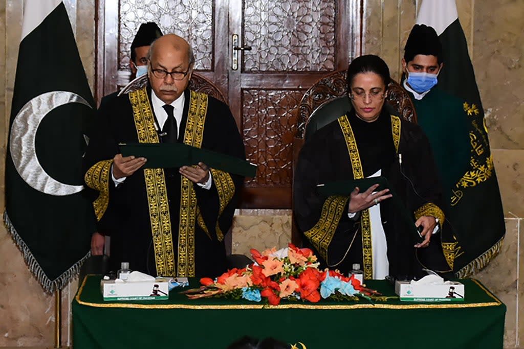 Chief justice Gulzar Ahmed (left) administering the oath to Justice Ayesha Malik as Pakistan's first female Supreme Court judge (Pakistan Press Information Department)