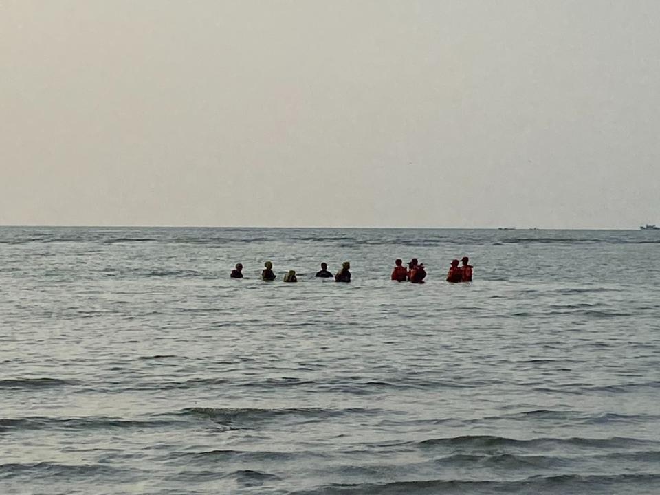 台中大安區濱海樂園發生戲水意外，一名高二學生遭大浪捲走，台中市消防局持續搜救中。讀者提供